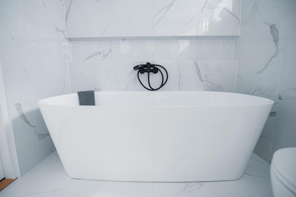 New Luxury 3Br Apartment In Old Town, Free Parking Haapsalu Buitenkant foto
